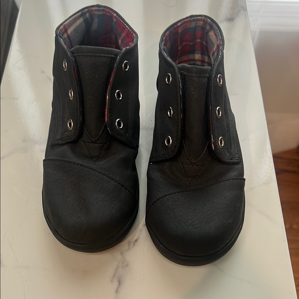 Toms Black Ankle Boots with Rounded Toe and Metal Eyelets
Size 11
Brand New